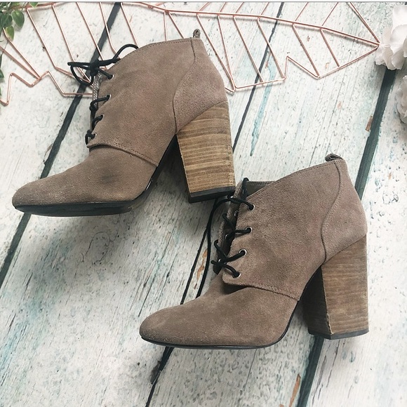 BCBG 9M heel ankle boots lace up tan suede leather neutral Womens classic boho - Picture 6 of 9